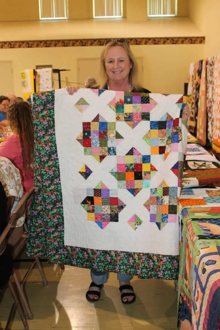 Robin Biggers of Waverly displays the pretty quilt she chose called “8-pointers.” Robin Biggers of Waverly displays the pretty quilt she chose called “8-pointers.”