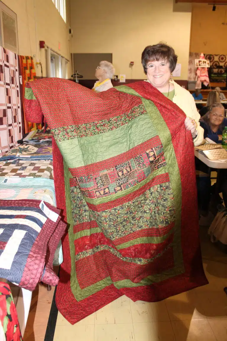 Ursuline Associate Carol Alvey of Owensboro won the “Tis the Season” holiday quilt. Ursuline Associate Carol Alvey of Owensboro won the “Tis the Season” holiday quilt.