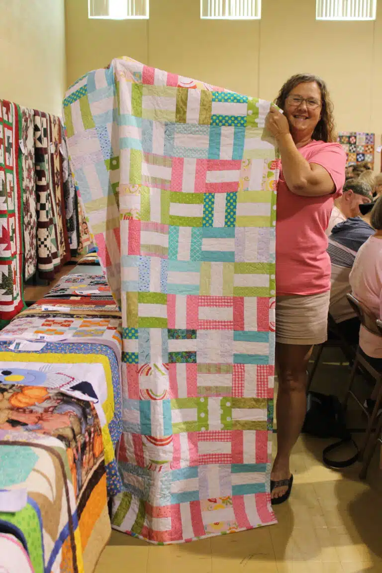 Rachel Fulks of Owensboro shows off the “Spring Has Sprung” quilt that she won. Rachel Fulks of Owensboro shows off the “Spring Has Sprung” quilt that she won.
