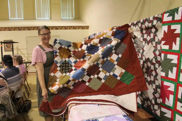 Keisha Kaelin of Salem, Ind., took home “Brownies” when she won this lovely quilt in game 32. Keisha Kaelin of Salem, Ind., took home “Brownies” when she won this lovely quilt in game 32.