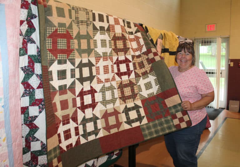 Elaine Strain of Owensboro took this quilt home.