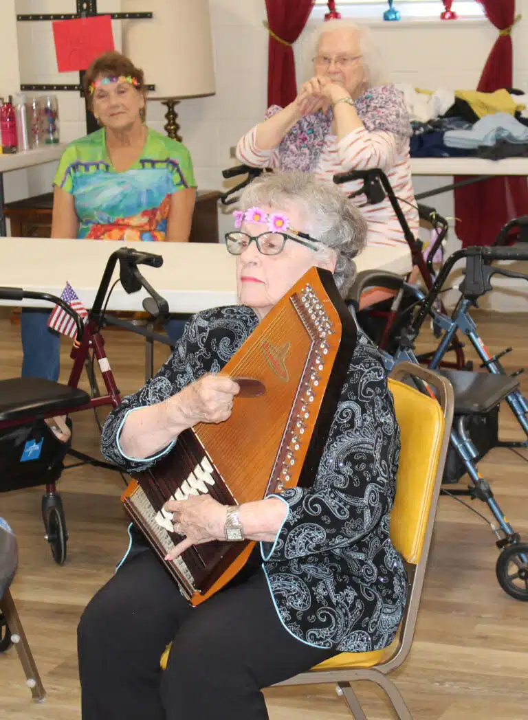 Mildren Cecil Higdon A’53, plays the autoharp for those gathered. Mildren Cecil Higdon A’53, plays the autoharp for those gathered.