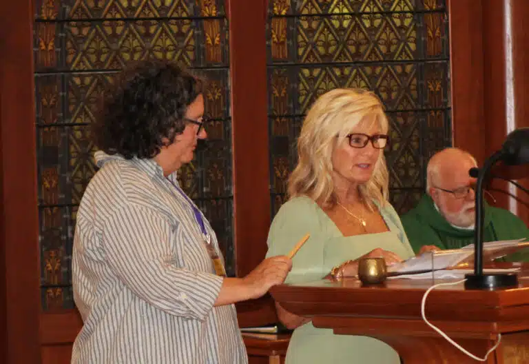 Alumnae officers Alicia Harrington A’82, left, and Lisa Calhoun Mulligan A’75, read the names of the alumnae whose deaths were reported in the past year. Alumnae officers Alicia Harrington A’82, left, and Lisa Calhoun Mulligan A’75, read the names of the alumnae whose deaths were reported in the past year.