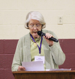 Joan Sherron Hofman, A’51, reads the nomination of her sister, Patricia Sherron Ringswald, A’44, for the 2016 Maple Leaf Award. Joan Hofman won the award in 2006.