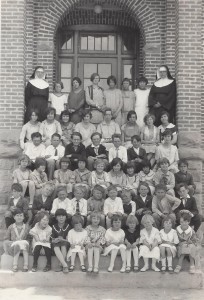 Sisters Marietta Fenwick and Mary Joseph Peterson with students in 1928.